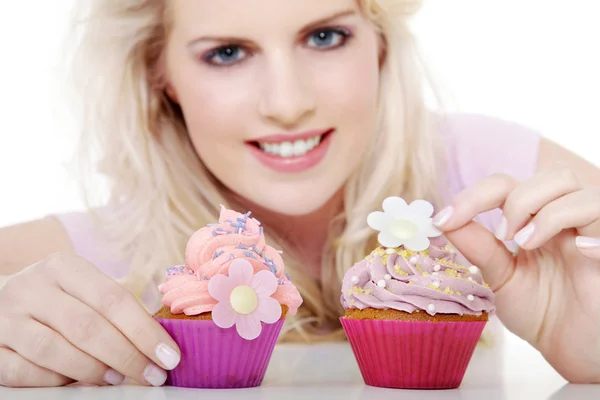 Young smiling woman with cupcake — Φωτογραφία Αρχείου