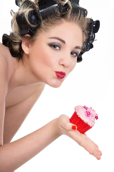 Jonge lachende vrouw met cupcake — Stockfoto