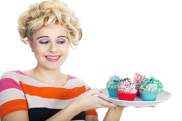 Jonge lachende vrouw met cupcake — Stockfoto