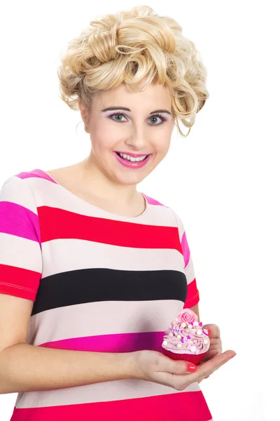 Giovane donna sorridente con cupcake — Foto Stock