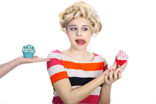 Jovem mulher sorridente com cupcake — Fotografia de Stock