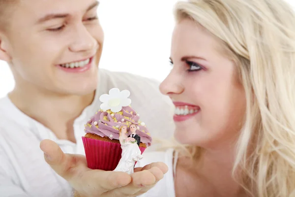 Pareja joven con cupcake de boda —  Fotos de Stock