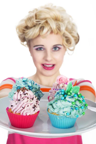 Jonge lachende vrouw met cupcake — Stockfoto