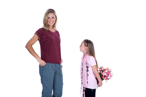 Mãe e filha com um buquê de tulipas — Fotografia de Stock