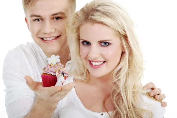 Jong koppel met bruiloft cupcake — Stockfoto