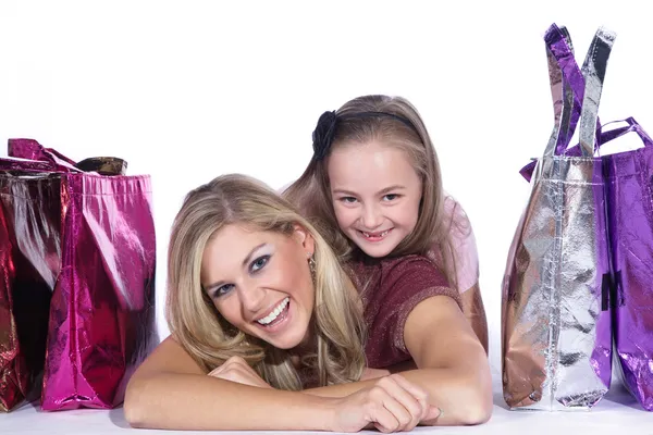 Moeder en dauther met shopping tassen — Stockfoto