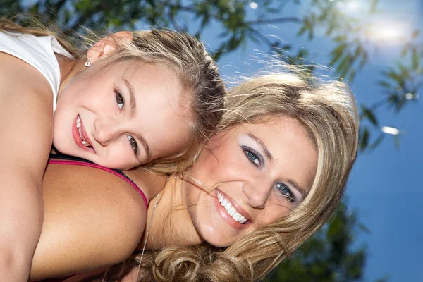 Mamma e figlia sulla natura — Foto Stock