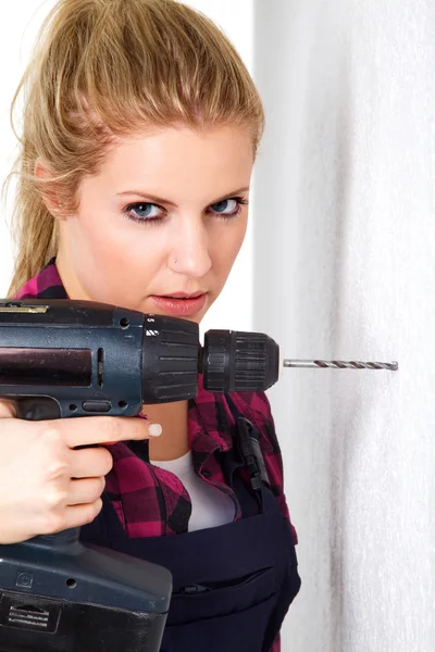 Junge Frau mit Drill — Stockfoto