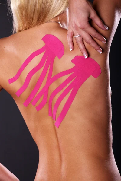 Жіноче тіло Kinesio стрічкою — стокове фото