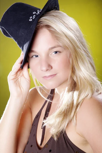 Blond flicka med hatt — Stockfoto