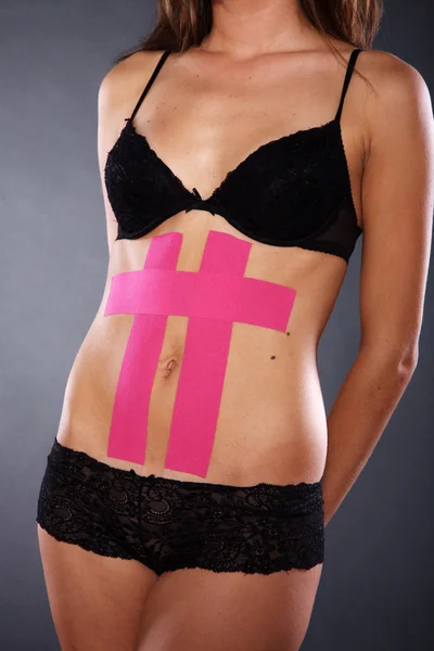 Kvinnliga kroppen med kinesio tape — Stockfoto