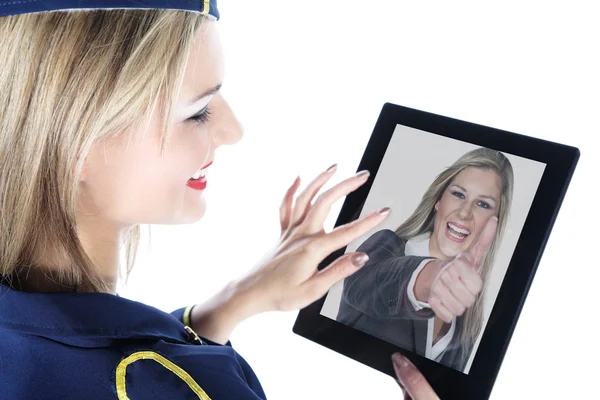 Stewardess mit Tablet — Stockfoto