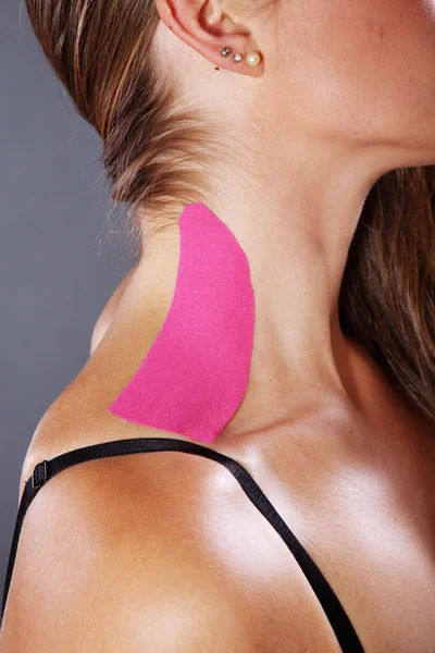 Kvinnliga kroppen med kinesio tape — Stockfoto