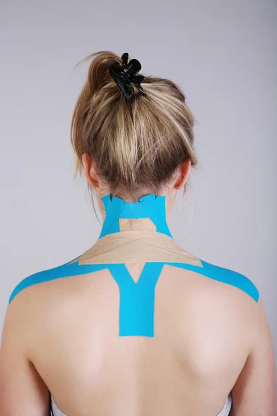 Kvinnliga kroppen med kinesio tape — Stockfoto