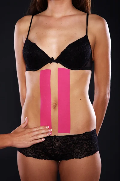 Ženské tělo s kinesio pásky — Stock fotografie