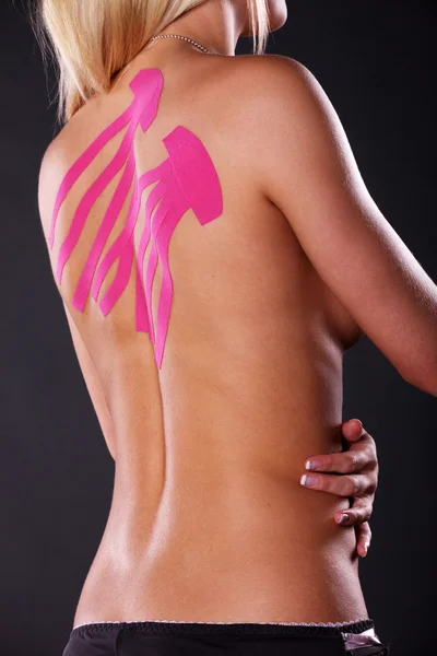 Corpo femminile con nastro Kinesio — Foto Stock