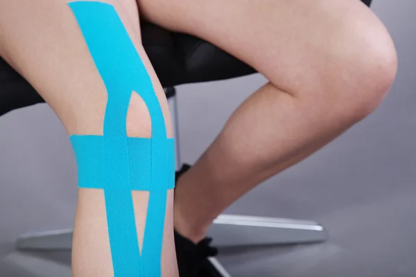 kadın bedeninin kinesio bant ile