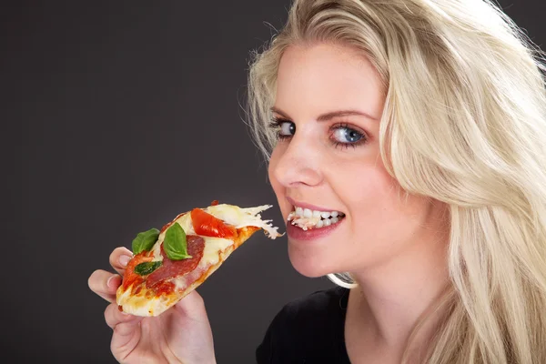 ピザと若いブロンドの女性 Royaltyfria Stockfoton