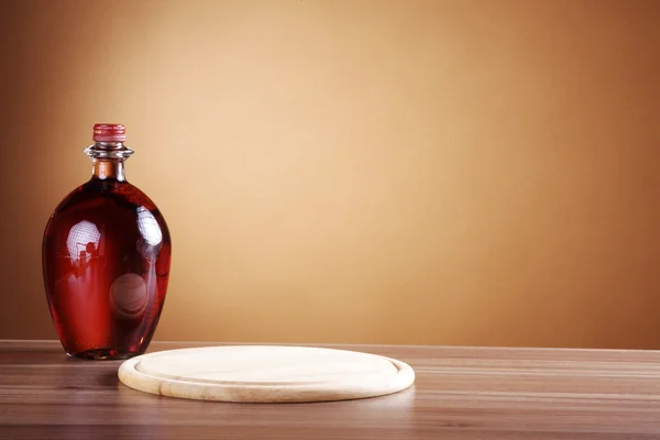 Rode wijn met houten plank — Stockfoto