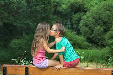 Öpüşen genç çift