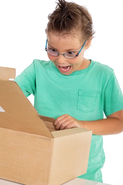 Junge mit Schachtel — Stockfoto