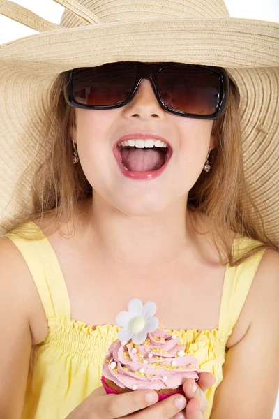 Chica en sombrero con cupcake — Foto de Stock