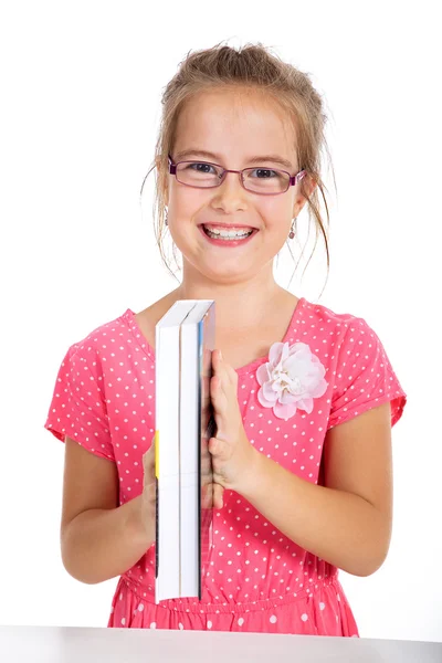 Meisje met bril die een boek leest — Stockfoto