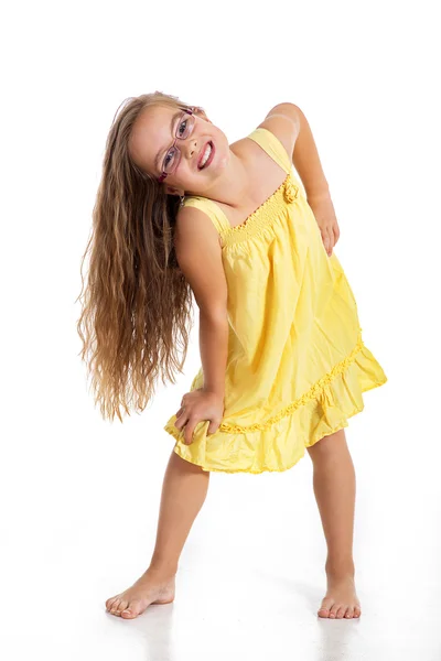 Giovane ragazza con i capelli lunghi posa — Foto Stock