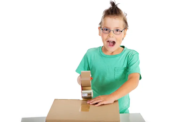 Junge mit Schachtel — Stockfoto