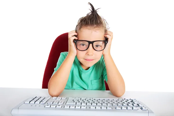 Junge mit riesiger Brille in der Schule lizenzfreie Stockfotos