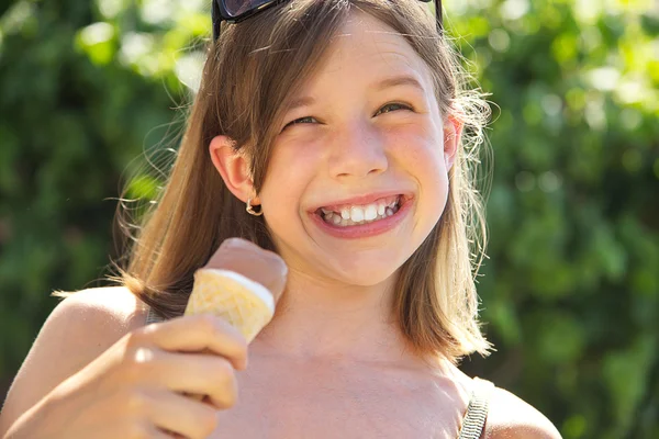 Petite fille avec crème glacée — Photo