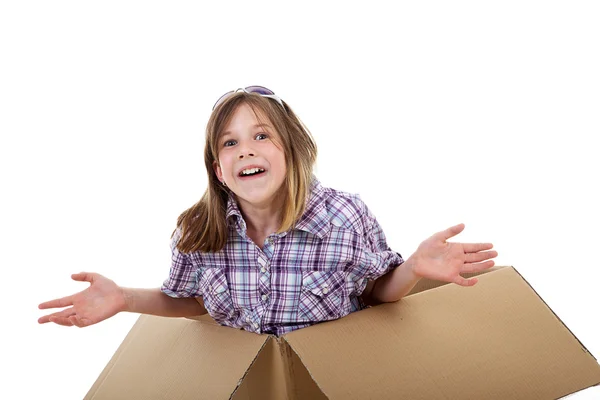 Junges Mädchen lacht in einer Schachtel — Stockfoto