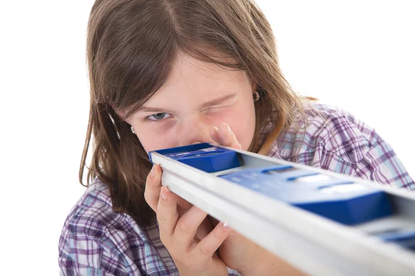 Junges Mädchen schaut durch Wasserhaushalt — Stockfoto