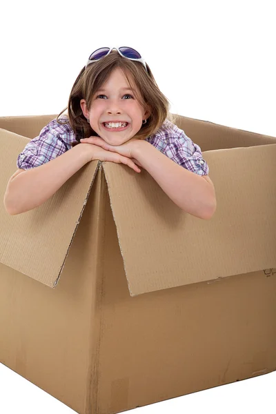 Jong meisje lachen in een doos — Stockfoto
