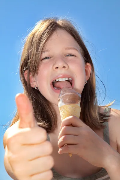 Petite fille avec crème glacée — Photo