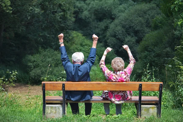 Couple retraité sur banc de parc — Photo