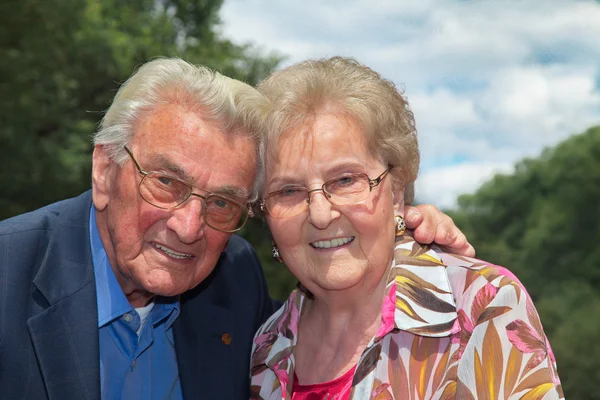 mutlu emekli orta yaşlı çift