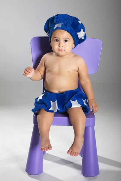 Baby sitzt in einem Stuhl — Stockfoto