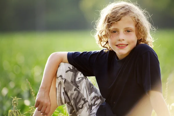 Jongen op gras — Stockfoto