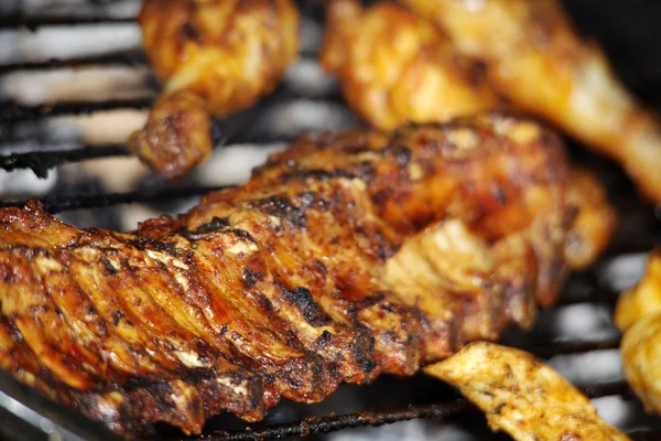 Hähnchenschenkel und Rippen auf dem Grill, quer — Stockfoto