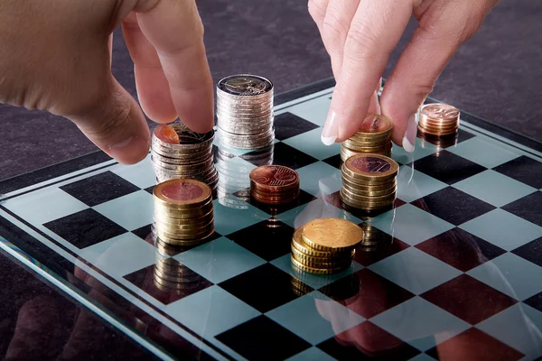 Tablero de ajedrez con monedas en euros — Foto de Stock