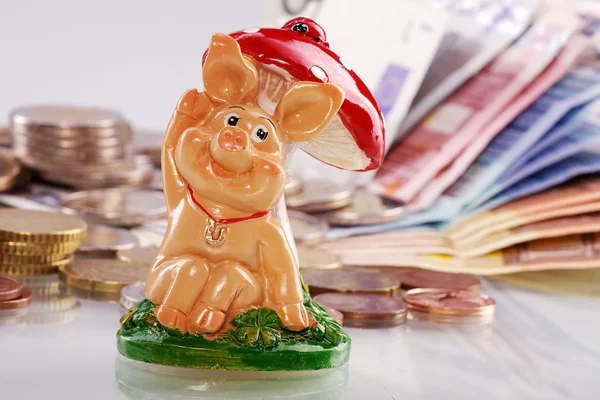 Échecs avec pièces en euros et cochon de bonheur — Photo
