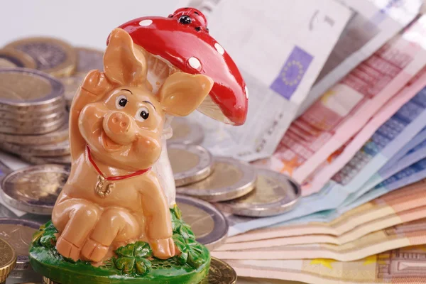 Schaakbord met euromunten en geluk varken — Stockfoto