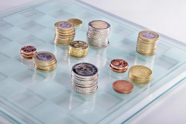 Tablero de ajedrez con monedas en euros — Foto de Stock