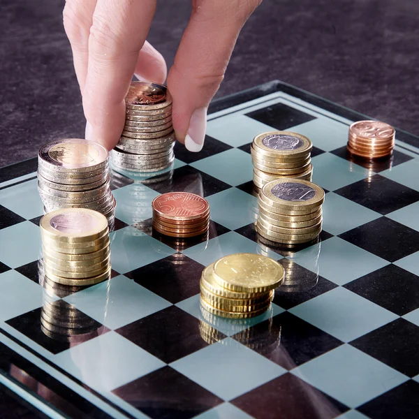 Tablero de ajedrez con monedas en euros —  Fotos de Stock