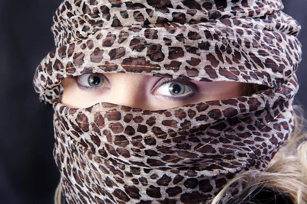 Hübsche orientalische Frau zeigt Augen — Stockfoto