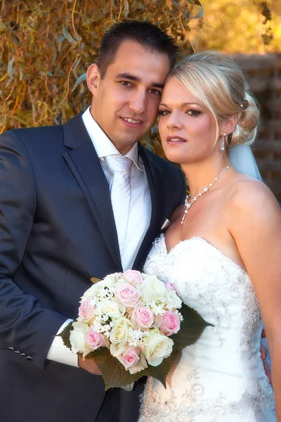 Un novio y novia de aspecto feliz en el día de su boda —  Fotos de Stock
