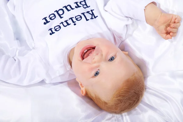 Niño ríe y juega — Foto de Stock