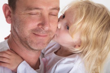 Baba holding kız ona gülümseyerek öpüşme
