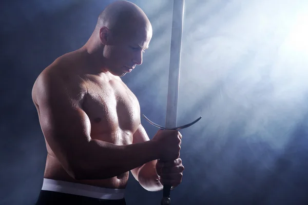 Portrait d'homme avec épée dans la brume — Photo